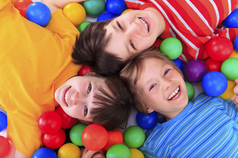 3 enfants dans une piscine à boules